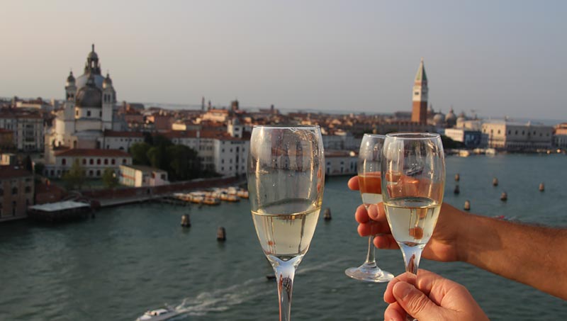 Champagne bij vertrek uit Venetië - Holland America Line