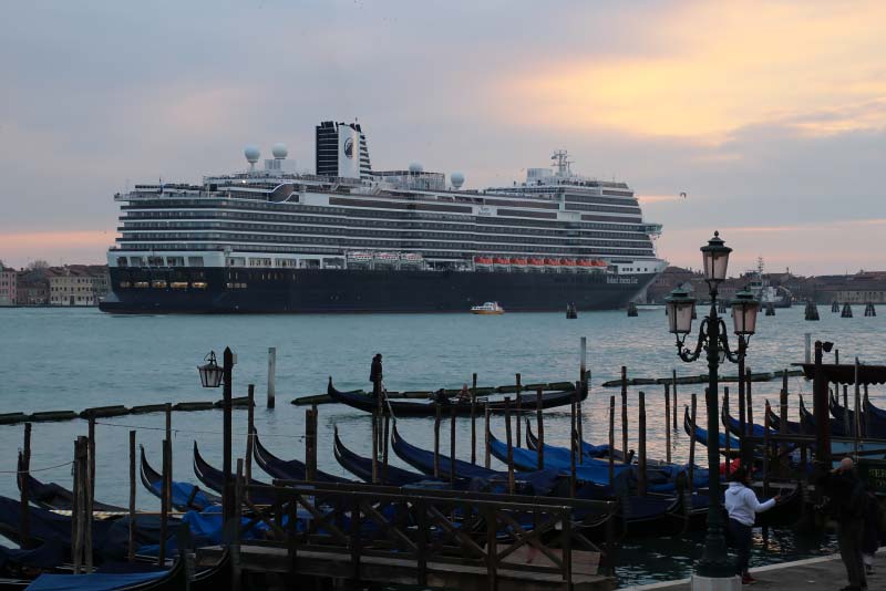 Holland America Line cruiseschip Nieuw Statendam in Venetie