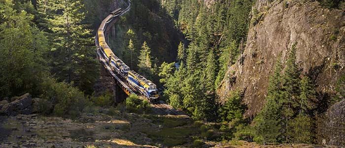 ROCKY MOUNTAINEER TREIN DOOR CANADA EN CRUISE ALASKA